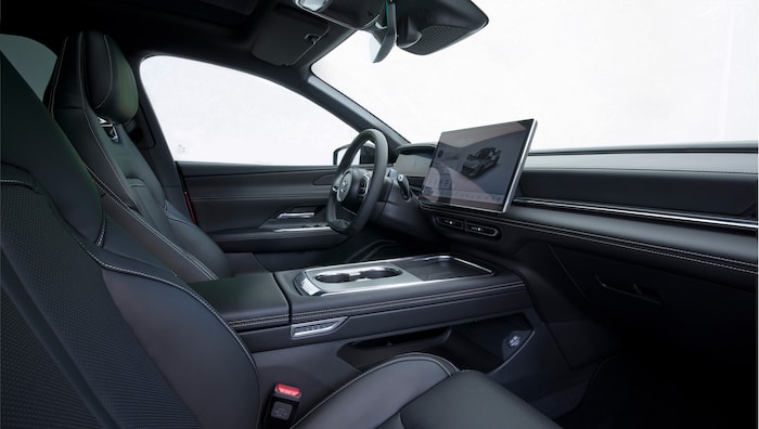 Das weiße und schwarze Interieur gehört zur Ausstatatung Takumi, das Braun zu Takumi plus.