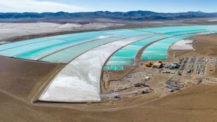 Eine Lithium-Abbaustätte in der Atacama-Wüste im Norden Argentiniens: Die Verdunstungsteiche ...