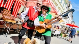 Walter Lamprecht und Matthias Wurzer organisieren den 55. Flohmarkt in der Altstadt.