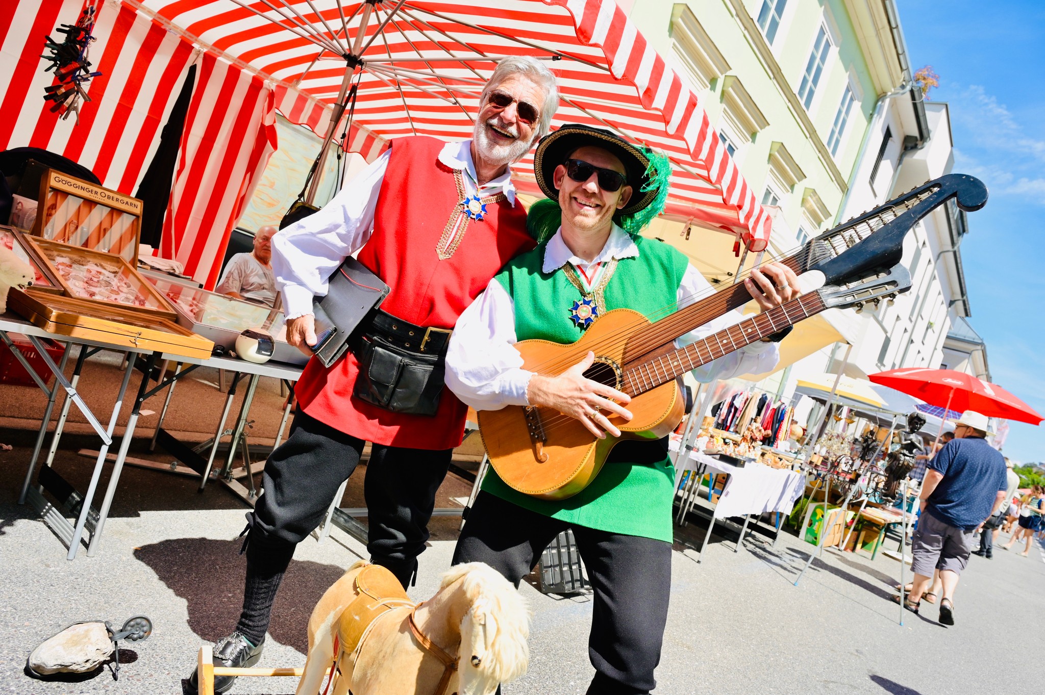 Walter Lamprecht und Matthias Wurzer, die Flohmarktorganisatoren der Stadtrichter, probieren ...