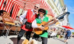 Walter Lamprecht und Matthias Wurzer organisieren den 55. Flohmarkt in der Altstadt.