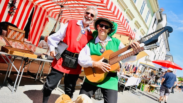 Walter Lamprecht und Matthias Wurzer organisieren den 55. Flohmarkt in der Altstadt.