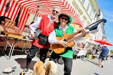 Walter Lamprecht und Matthias Wurzer organisieren den 55. Flohmarkt in der Altstadt.
