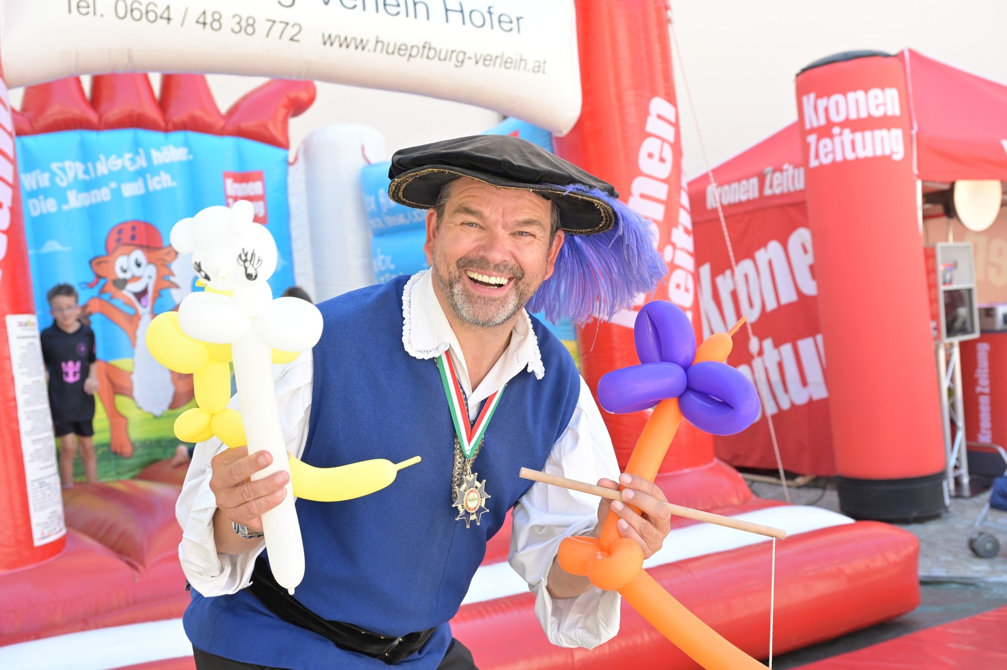 Adi Rasperger organisiert das Kinderprogramm. Die „Krone“, Leseonkel Christian und Lesefuchs ...
