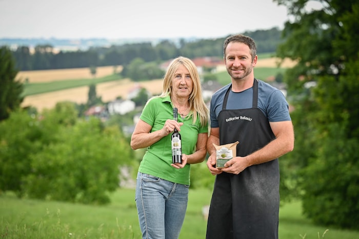 Christa und Armin Neubauer mit ihren Produkten.