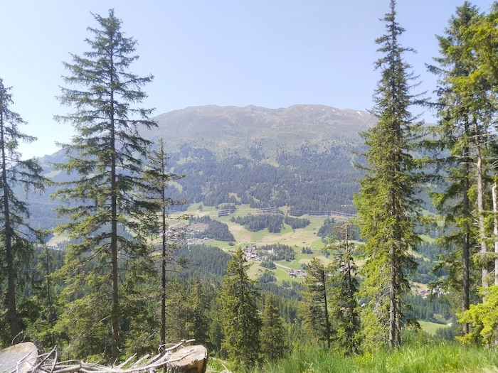 Gegenüber der Alm verläuft der Venetkamm, darunter liegt das Örtchen Piller.