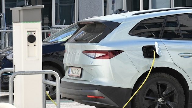 Knapp jedes dritte neue Auto bei uns ist heuer hybrid oder vollelektrisch unterwegs.