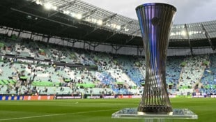 In der Conference League (hier im Bild der Pokal) gab es bereits zum Auftakt eine ...