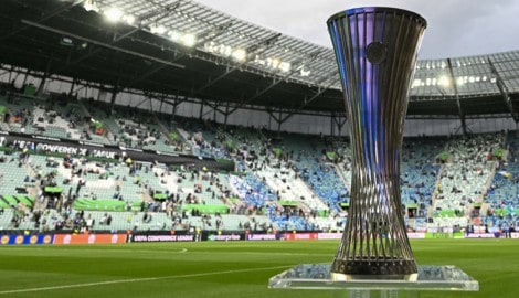 In der Conference League (hier im Bild der Pokal) gab es bereits zum Auftakt eine ...