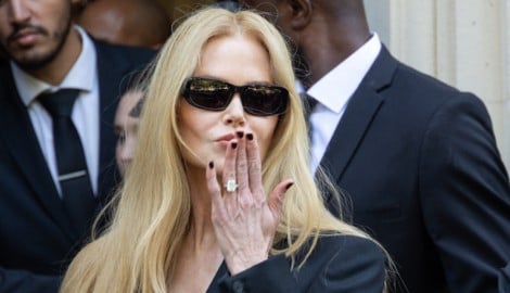 Bei der Balenciaga-Show in Paris zeigte sich Nicole Kidman mit straffer Miene und langen, ...