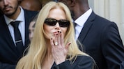 Bei der Balenciaga-Show in Paris zeigte sich Nicole Kidman mit straffer Miene und langen, ...