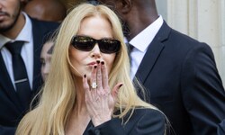 Bei der Balenciaga-Show in Paris zeigte sich Nicole Kidman mit straffer Miene und langen, ...