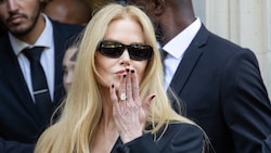 Bei der Balenciaga-Show in Paris zeigte sich Nicole Kidman mit straffer Miene und langen, ...