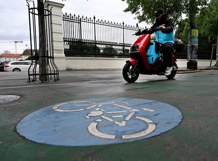 Gefährlich: Immer mehr voll motorisierte E-Fahrzeuge drängen in Wien auf die Radwege, wie etwa ...