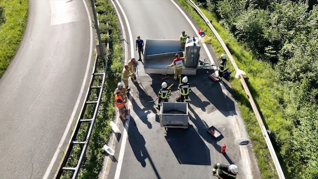 Der Anhänger blockierte die gesamte Abfahrt.