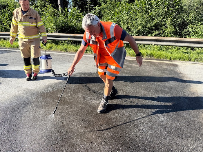 Es dauerte fast zwei Stunden, bis die Fahrbahn gereinigt war.