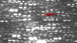 Der interstellare Besucher (rot markiert) mit der Bezeichnung 3I/ATLAS ist möglicherweise mehr ...