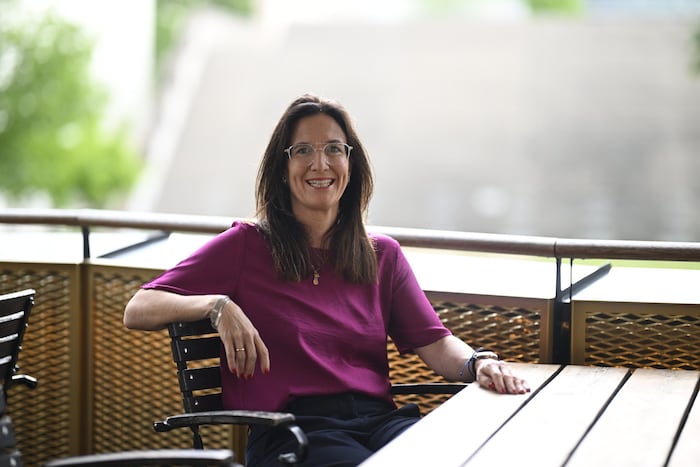 Nina Horowitz im Gespräch mit der „Krone“ im Salonplafond des MAK Wien.