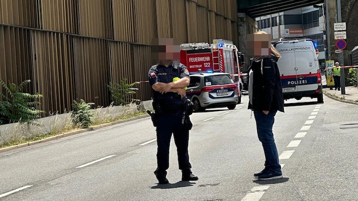Ein Fahrzeug war umgekippt. Personen dürften teilweise verletzt sein.