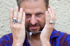 „Jedermann“ Philipp Hochmair rockt ab 19. Juli die Salzburger Festspiele.