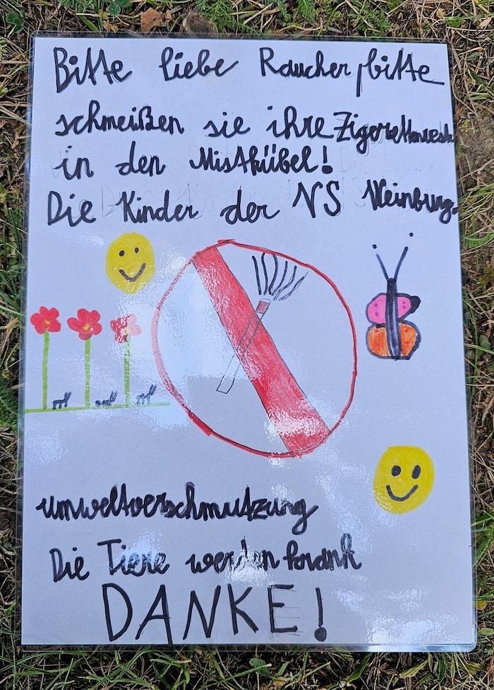 Mit solchen selbstgemalten Schildern machen die Kinder auf das „Tschik-Problem“ aufmerksam.