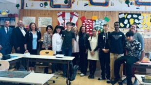 SWT-Direktorin Sabine Schibl mit dem Lehrer-Team, den Logistik-Profis und Schülern.