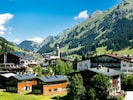 Klotzen statt kleckern: In Lech am Arlberg sitzt nicht nur bei den betuchten Gästen die ...