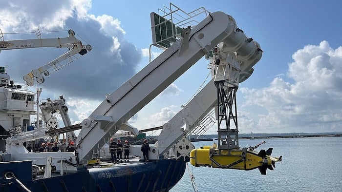 Tauchroboter „Ulyx“ wird an Bord des Forschungsschiffes „L‘Atalante“ gehieft.