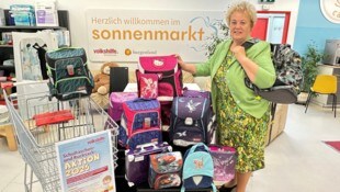 Volkshilfe-Präsidentin Verena Dunst mit den bereits gespendeten Schultaschen und Rucksäcken.