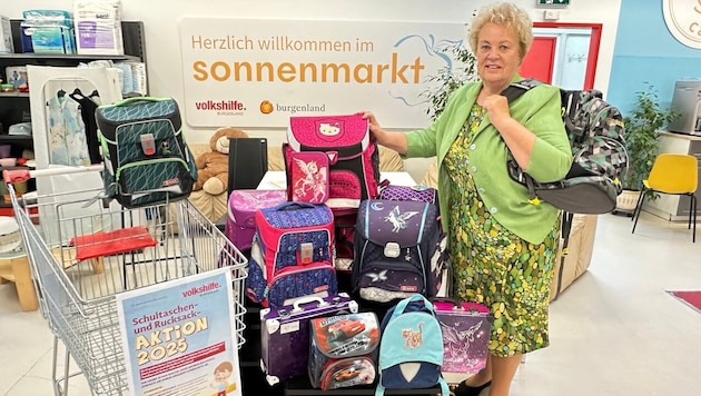Volkshilfe-Präsidentin Verena Dunst mit den bereits gespendeten Schultaschen und Rucksäcken.