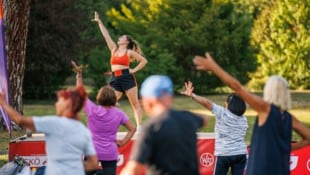 Strecken, dehnen, Energie tanken: Die Trainer zeigen es vor, wie die Übungen richtig gehen.