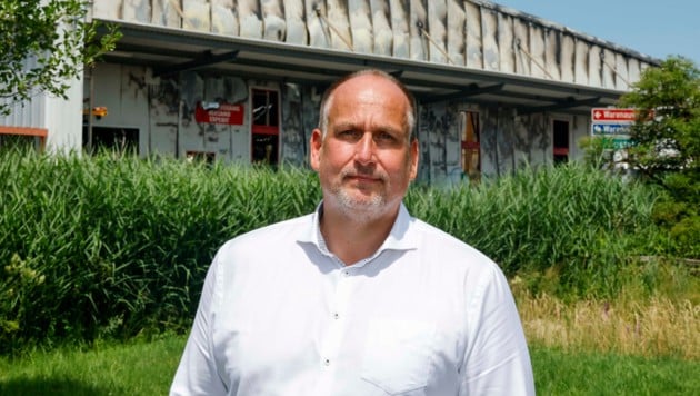 Geschäftsführer Karl Pichler vor der zerstörten Lagerhalle