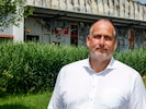 Geschäftsführer Karl Pichler vor der zerstörten Lagerhalle