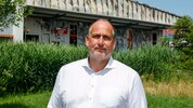 Geschäftsführer Karl Pichler vor der zerstörten Lagerhalle
