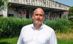Geschäftsführer Karl Pichler vor der zerstörten Lagerhalle
