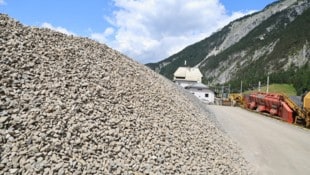 Beim Bahnhof Scharnitz wird der Gleisschotter gelagert. In den nächsten Wochen gibt es weitere ...