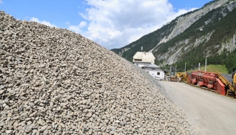 Beim Bahnhof Scharnitz wird der Gleisschotter gelagert. In den nächsten Wochen gibt es weitere ...