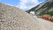 Beim Bahnhof Scharnitz wird der Gleisschotter gelagert. In den nächsten Wochen gibt es weitere ...