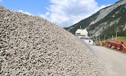 Beim Bahnhof Scharnitz wird der Gleisschotter gelagert. In den nächsten Wochen gibt es weitere ...