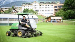 Hotel-Zampano Horst Dilly mäht den Rasen selbst.