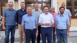 Minister Norbert Totschnig (vorne Mitte) mit Werner Falb-Meixner (vo. li.) und Bürgermeister ...