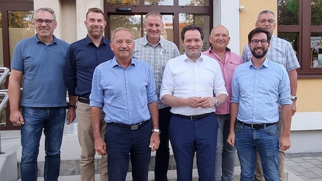 Minister Norbert Totschnig (vorne Mitte) mit Werner Falb-Meixner (vo. li.) und Bürgermeister ...