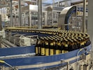Die neue Abfüllanlage soll pro Stunde 30.000 Flaschen schaffen. Damit das klappt, wurden ...