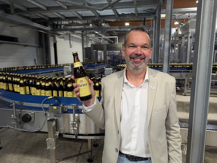Niki Riegler mit einer neu gestalteten Flasche Hirter Privat Pils.
