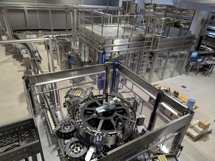 Blick auf die neue Abfüllanlage, im Vodergrund die Etikettier-Maschine.
