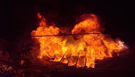 Die Flammen schossen meterhoch aus dem Dachboden.