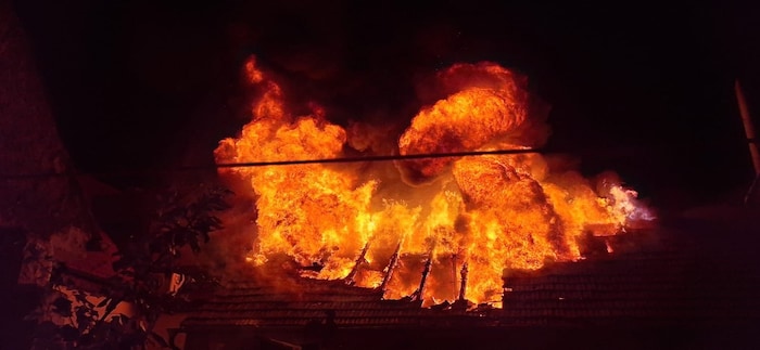 Das Haus stand lichterloh in Flammen.
