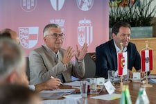 Landesrat Josef Schwaiger (ÖVP, li.) im Rahmen der Tagung mit Minister Norbert Totschnig