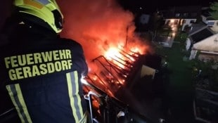 Die Flammen schossen meterhoch aus dem Dachboden.