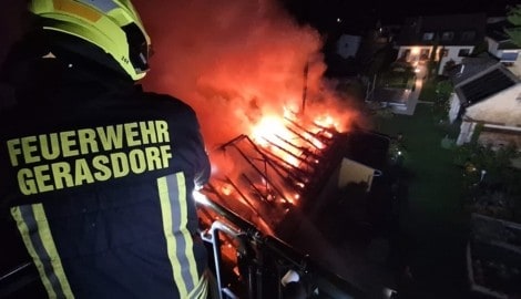 Die Flammen schossen meterhoch aus dem Dachboden.